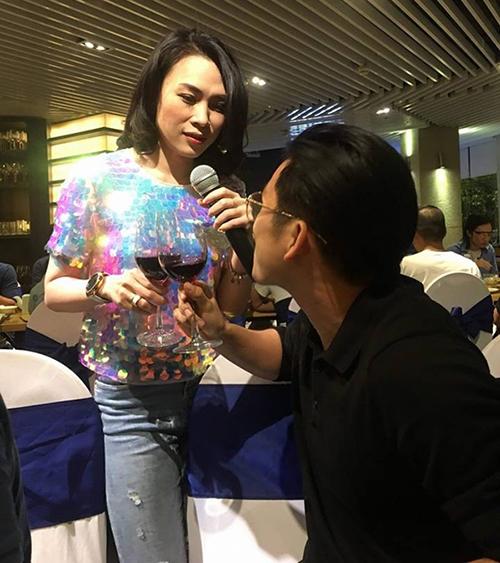 Kiểu áo vẩy cá lấp lánh được các người đẹp Vbiz diện tới tấp-8