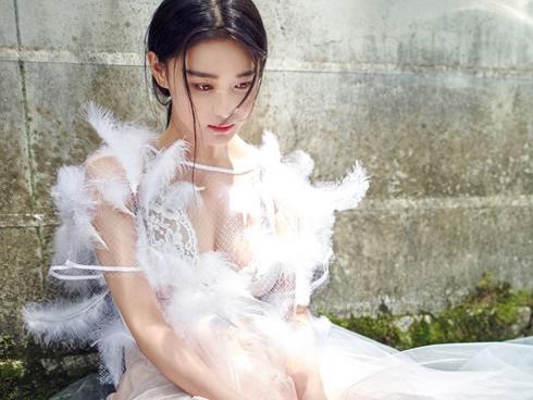 Người mẫu gây phẫn nộ khi uốn éo trước các sĩ quan trong trang phục mặc như không-2