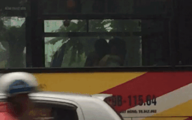 Cặp tình nhân thản nhiên diễn cảnh giường chiếu trên xe bus giữa trưa Hà Nội khiến dân tình phát sốt-1