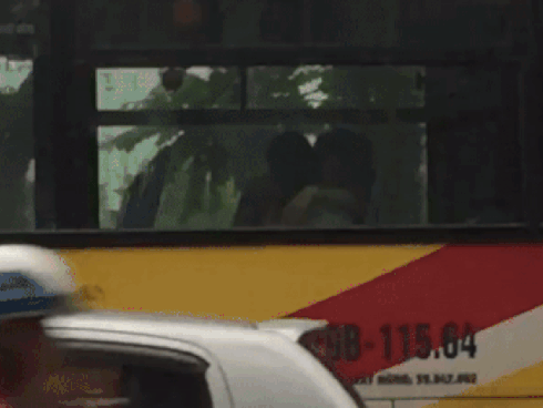 Cặp tình nhân thản nhiên diễn cảnh giường chiếu trên xe bus giữa trưa Hà Nội khiến dân tình 'phát sốt'
