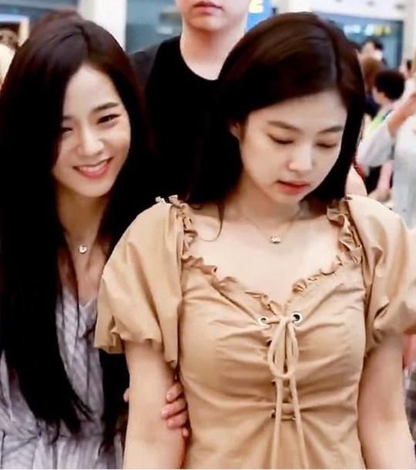 Chỉ vì không được đáp lời, Jennie (BlackPink) bị fan cuồng đâm cả vali hành lý vào chân?-1