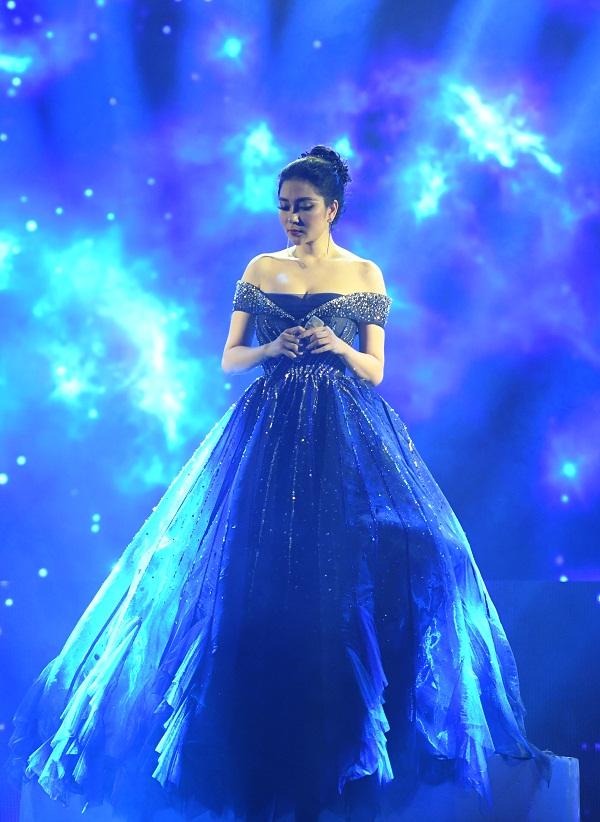 Cất giọng oanh vàng dày như một tảng băng, hoa hậu Nguyễn Thị Huyền gây sửng sốt vì hát quá hay-2