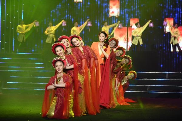 Cất giọng oanh vàng dày như một tảng băng, hoa hậu Nguyễn Thị Huyền gây sửng sốt vì hát quá hay-7