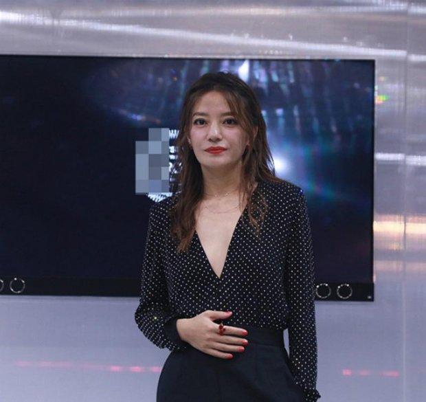 Giảm cân thành công nhưng Triệu Vy lại luống cuống khi mặc áo hở vì vòng 1 đã bốc hơi-2