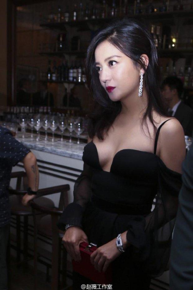 Giảm cân thành công nhưng Triệu Vy lại luống cuống khi mặc áo hở vì vòng 1 đã bốc hơi-3