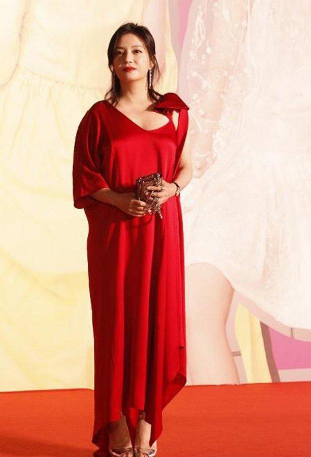 Giảm cân thành công nhưng Triệu Vy lại luống cuống khi mặc áo hở vì vòng 1 đã bốc hơi-4