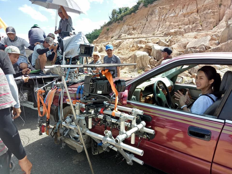 Hậu trường Hậu duệ mặt trời: Khả Ngân khoe lưng trần cháy sạm-2