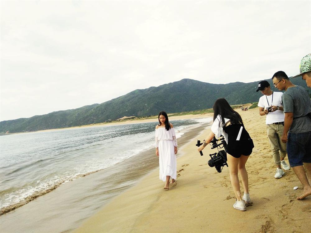 Hậu trường Hậu duệ mặt trời: Khả Ngân khoe lưng trần cháy sạm-3