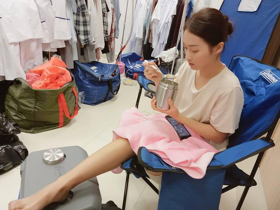 Hậu trường Hậu duệ mặt trời: Khả Ngân khoe lưng trần cháy sạm-5