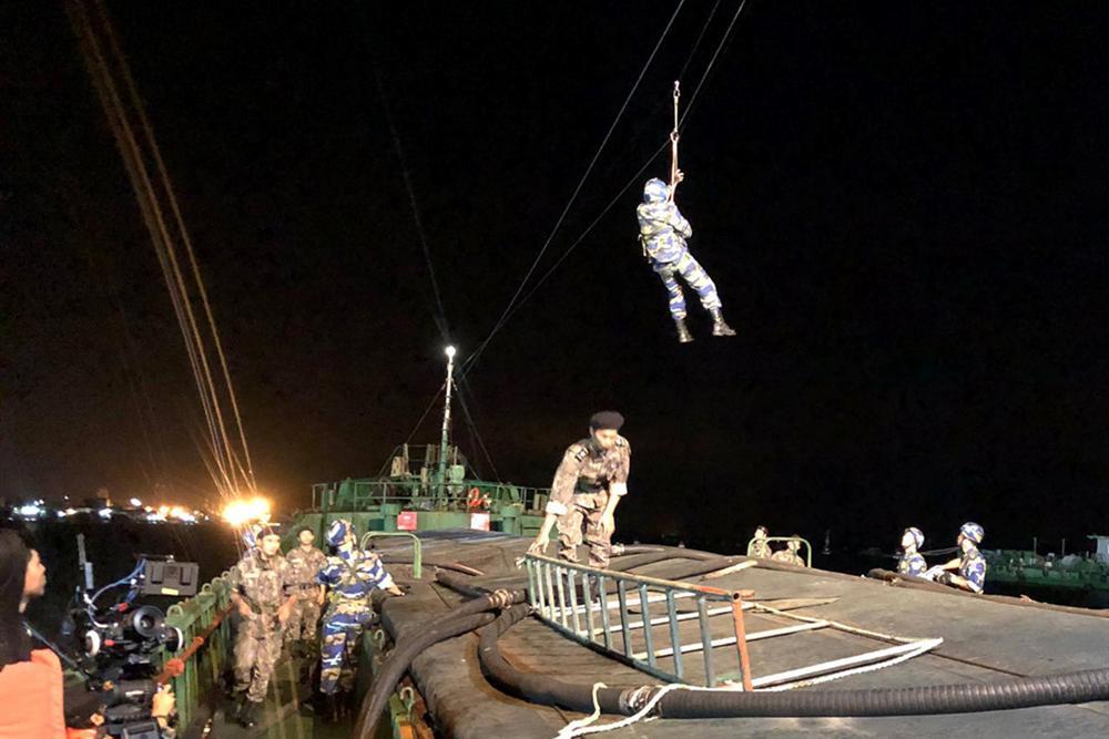 Hậu trường Hậu duệ mặt trời: Khả Ngân khoe lưng trần cháy sạm-7