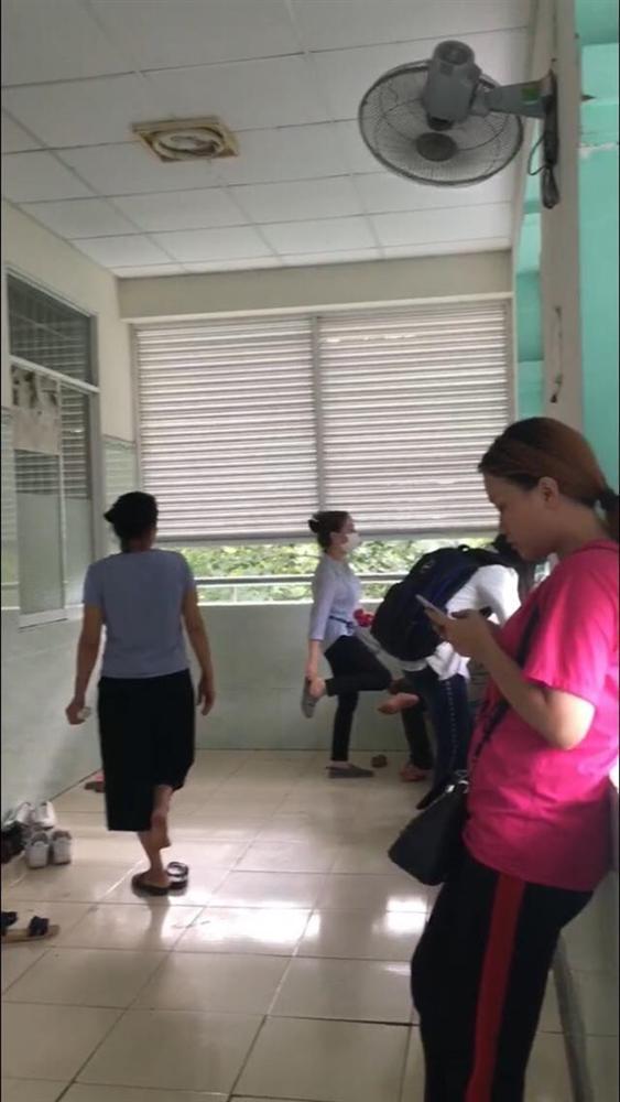 Chăm Mai Phương điều trị ung thư tại bệnh viện, gia đình kiểm soát nghiêm ngặt người ra vào thăm con gái-5