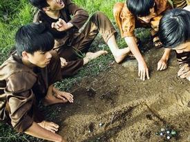 Tuổi thơ dữ dội với trò đu cây không thể mạo hiểm hơn Tuổi thơ dữ dội với trò đu cây không thể mạo hiểm hơn