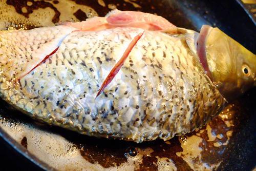 Công thức đặc biệt ngon cho món cá chép om dưa ngày mát trời-2