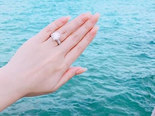 Khoe nhẫn kim cương khi đi du lịch ở Maldives, Bảo Thy khiến dân mạng xôn xao với nghi án vừa được cầu hôn