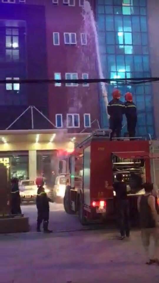 Biển quảng cáo bệnh viện bùng cháy dữ dội, nhiều người nhà bệnh nhân hốt hoảng-2