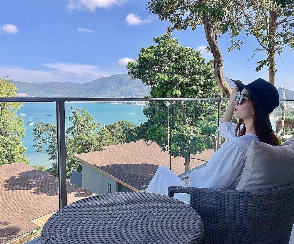 Từ lúc lấy chồng có con, hoa hậu Đặng Thu Thảo nghiện màu trắng nhưng kín cổng cao tường và giản dị hơn hẳn-7