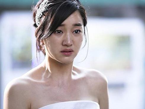 Chồng cũ ngoại tình phũ phàng đòi ly dị, vợ chết lặng trước lá thư trong ngày tái hôn