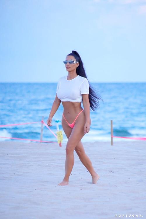 Bộ sưu tập quần bikini bé như sợi dây của Kim Kardashian - 2sao
