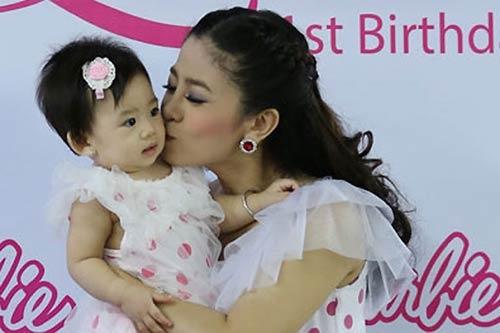 Dân mạng xúc động chia sẻ lại những giây phút ngọt ngào của Mai Phương và con gái trước khi bị ung thư-2