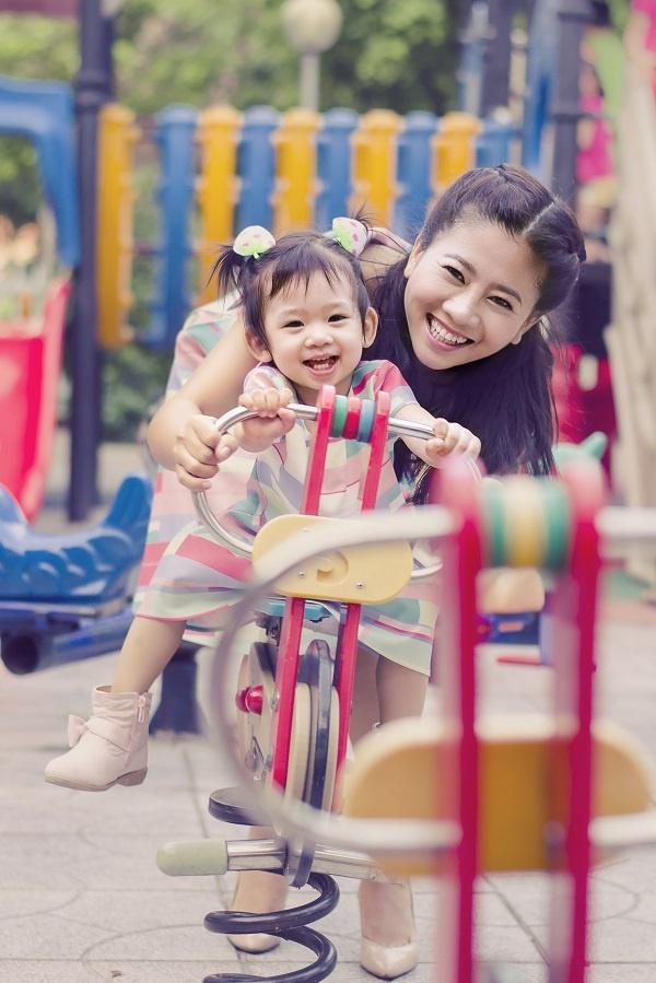 Dân mạng xúc động chia sẻ lại những giây phút ngọt ngào của Mai Phương và con gái trước khi bị ung thư-6