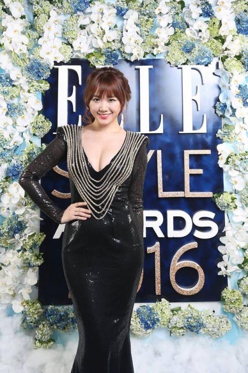 Sở hữu thân hình vệ nữ nhưng Hà Hồ, Ngọc Trinh lại thường xuyên bị váy áo tố giác vòng 2 như mang bầu-8