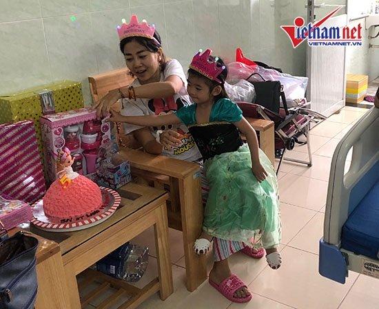 Mai Phương mừng sinh nhật con gái 5 tuổi ở bệnh viện-6