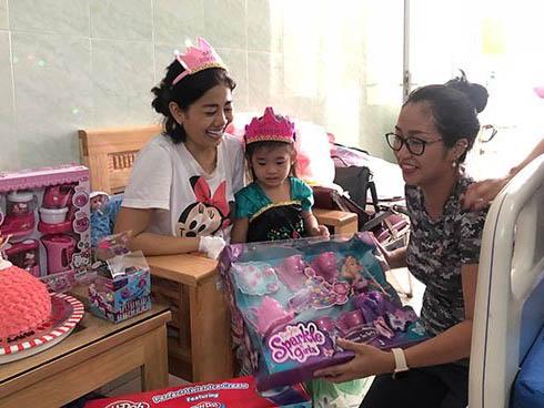 Bố của con gái Mai Phương dù rất muốn nhưng chưa thể về thăm vì trục trặc giấy tờ và khó khăn tài chính-13