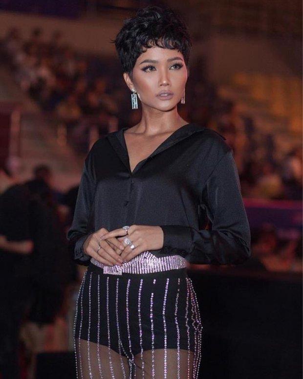 Hết hồn nhan sắc Lâm Tâm Như chưa photoshop - HHen Niê trang điểm tựa chết đi sống lại-1