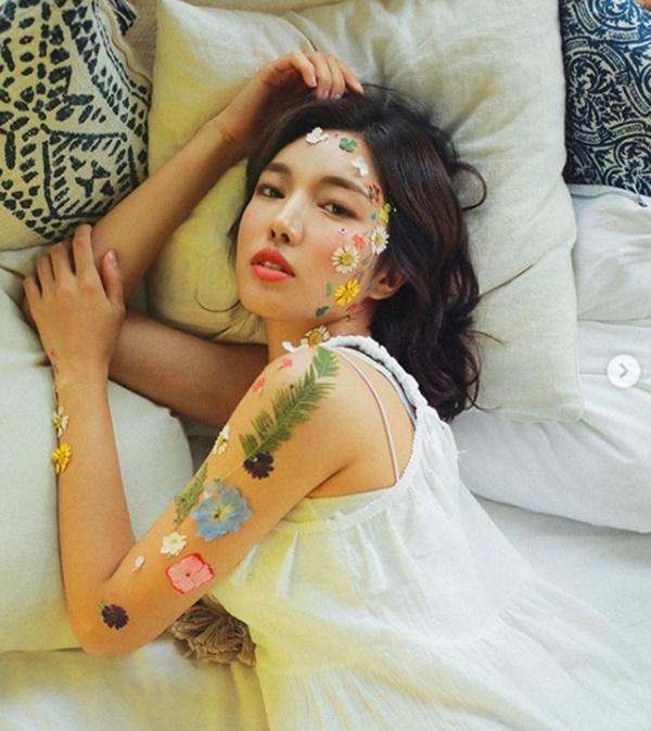 Phụ nữ Hàn đem cả vườn hoa lá lên ngực, đùi, hông...-14
