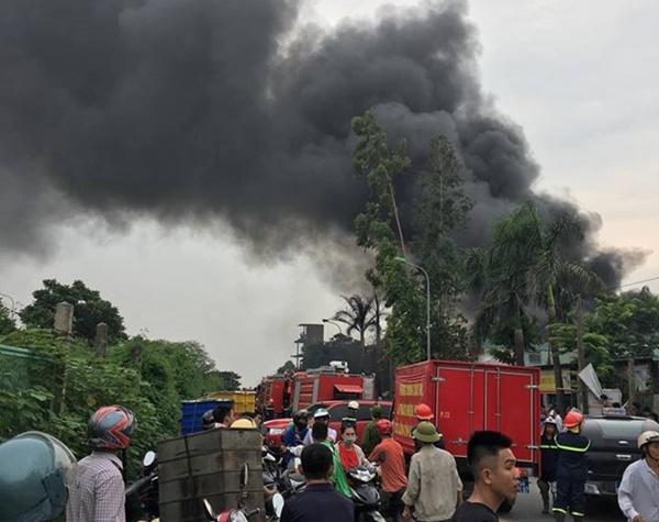 Cháy lớn tại xưởng chưng cất dầu bên đại lộ Thăng Long-1