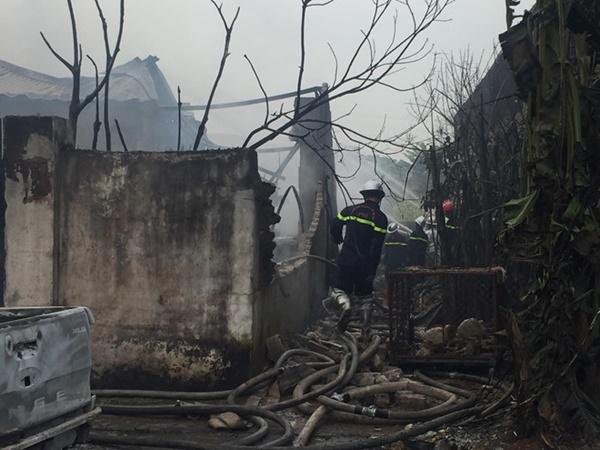 Cháy lớn tại xưởng chưng cất dầu bên đại lộ Thăng Long-2