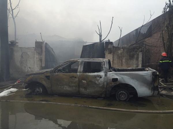 Cháy lớn tại xưởng chưng cất dầu bên đại lộ Thăng Long-3