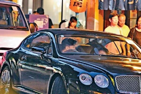 Quý tử nhà Thành Long hẹn hò con gái vua sòng bạc-2