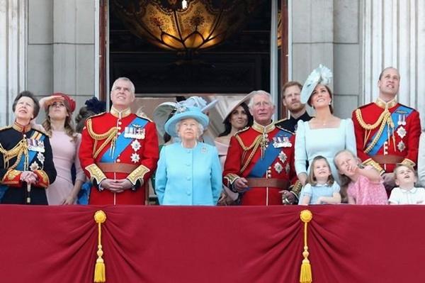 Gia đình Hoàng gia Anh đi nghỉ hè ở đâu?-1