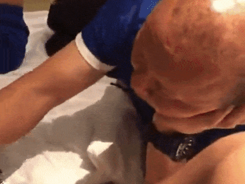 Còn ai có tâm hơn thầy Park: Vào tận phòng nằm chống cằm massage chân cho Đình Trọng