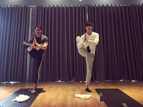 Phạm Anh Khoa bị 'quý ông' Minh Tú rủ rê tập yoga sau scandal tình ái náo loạn showbiz