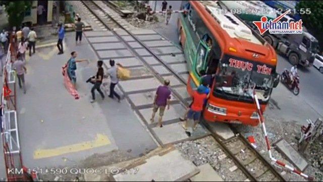 Tài xế Thanh Hóa kể phút bẻ lái lao thẳng vào gác chắn tàu-1