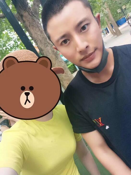 Chỉ đưa con gái đi chơi cũng bị tung ảnh lên mạng, Giả Nãi Lượng bức xúc: Xin hãy cho gia đình tôi chút riêng tư-1