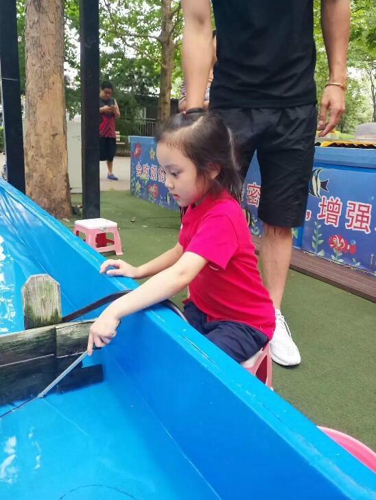 Chỉ đưa con gái đi chơi cũng bị tung ảnh lên mạng, Giả Nãi Lượng bức xúc: Xin hãy cho gia đình tôi chút riêng tư-3