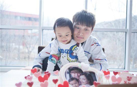 Chỉ đưa con gái đi chơi cũng bị tung ảnh lên mạng, Giả Nãi Lượng bức xúc: Xin hãy cho gia đình tôi chút riêng tư-4