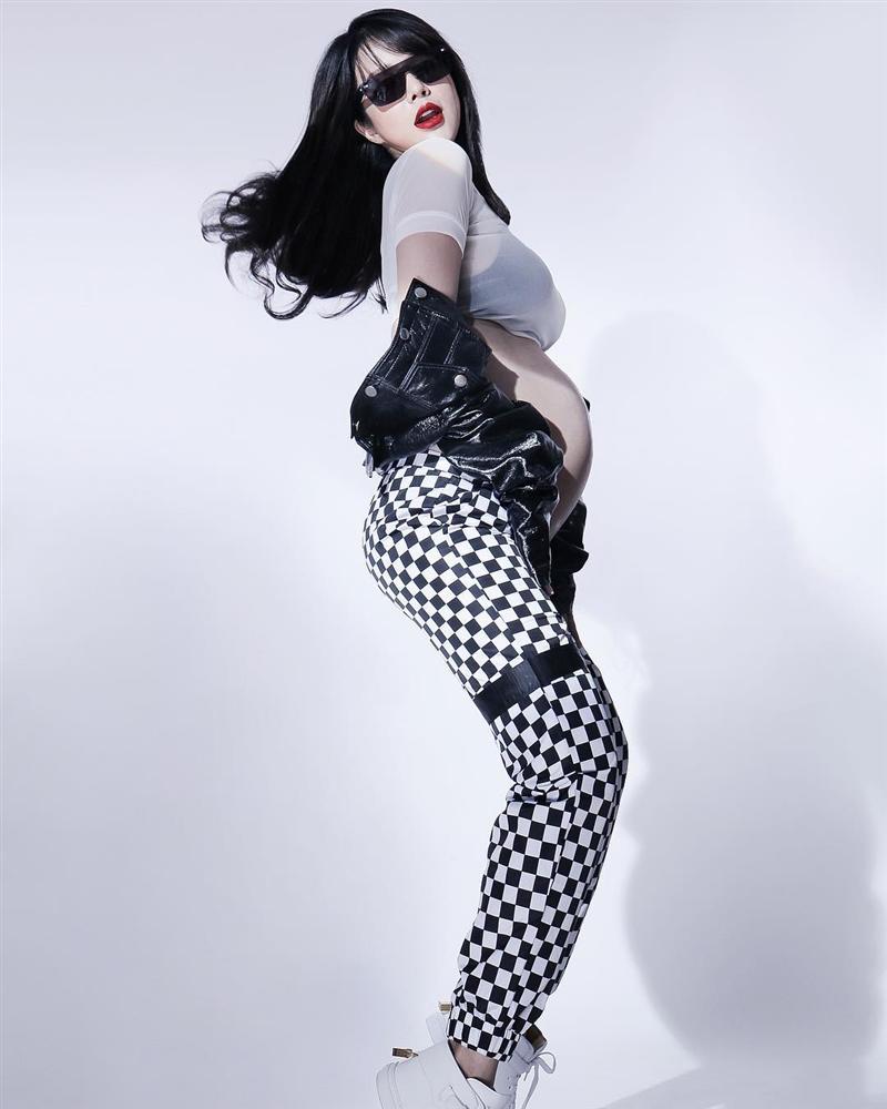 Khoe ảnh giường chiếu, Linh Chi ỡm ờ: Lưng trần này của ai?-3