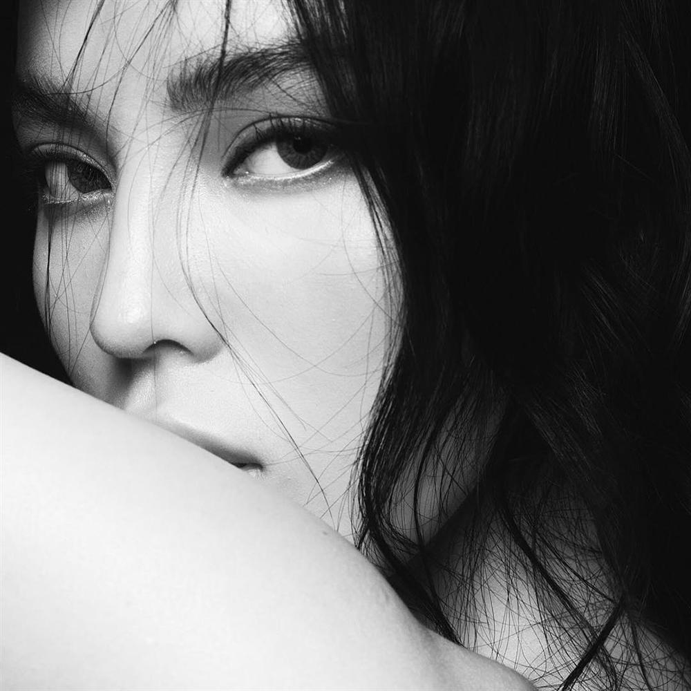 Khoe ảnh giường chiếu, Linh Chi ỡm ờ: Lưng trần này của ai?-4