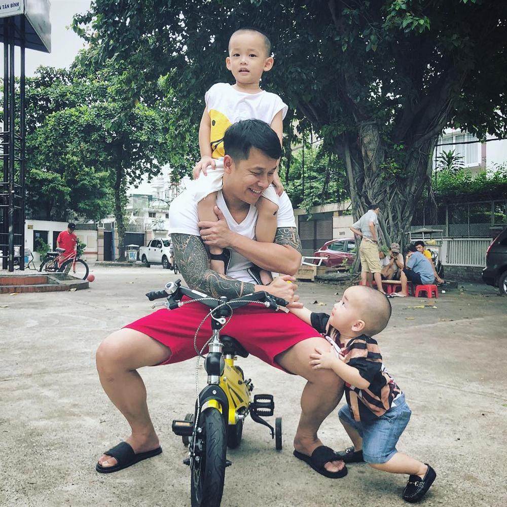 Khoe ảnh giường chiếu, Linh Chi ỡm ờ: Lưng trần này của ai?-5