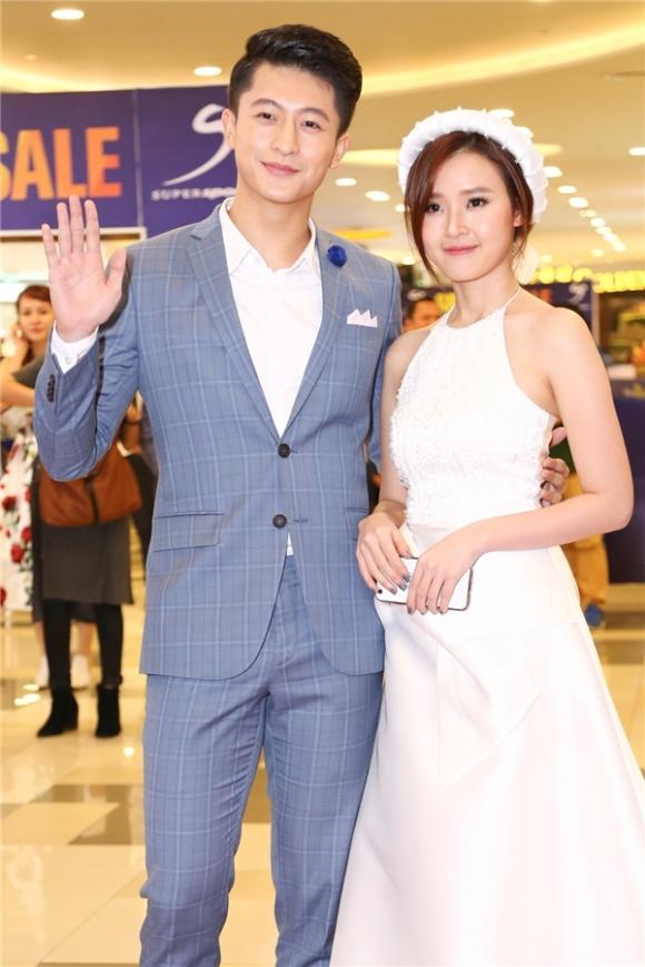 HOT: Lộ thiệp cưới in hình Midu và Harry Lu tổ chức ngày 25 /8 tới đây-2