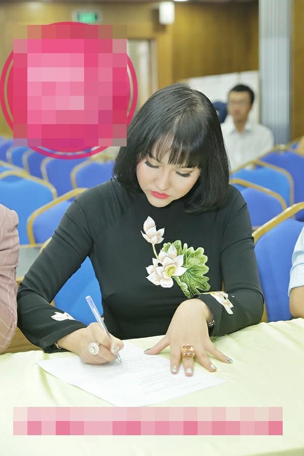 Phi Thanh Vân đang bị dao kéo hại khi xuất hiện mặt biến dạng, cằm nhọn hoắt lệch hẳn một bên-5