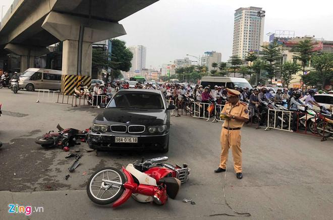 Nữ tài xế BMW gây tai nạn liên hoàn do... giày cao gót-1