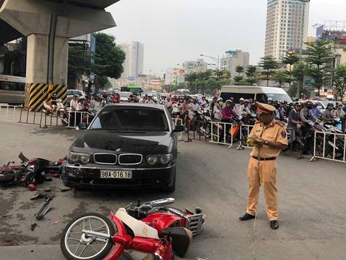 Nữ tài xế BMW gây tai nạn liên hoàn do... giày cao gót