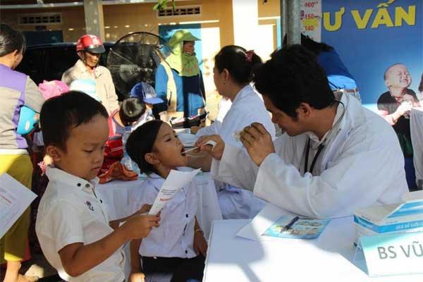 Trao 64.000 ly sữa cho 700 học sinh nghèo Bình Định-2