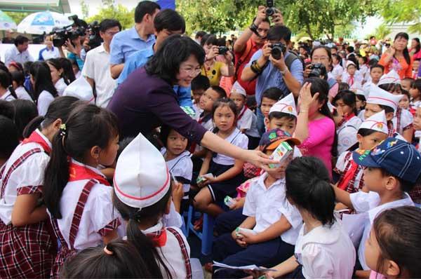 Trao 64.000 ly sữa cho 700 học sinh nghèo Bình Định-5