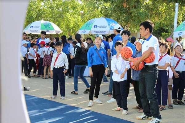 Trao 64.000 ly sữa cho 700 học sinh nghèo Bình Định-1